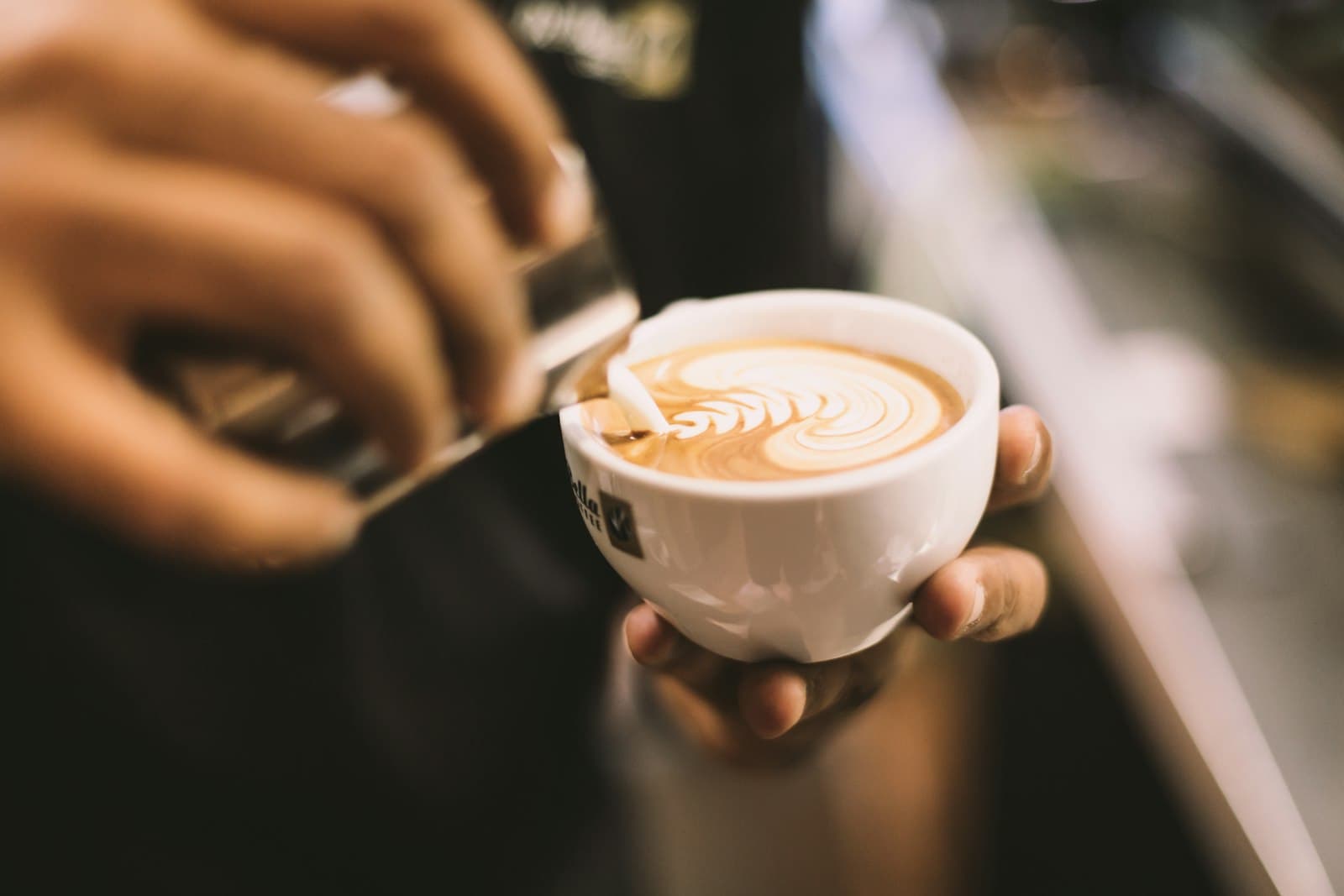 Flat white servido con arte latte