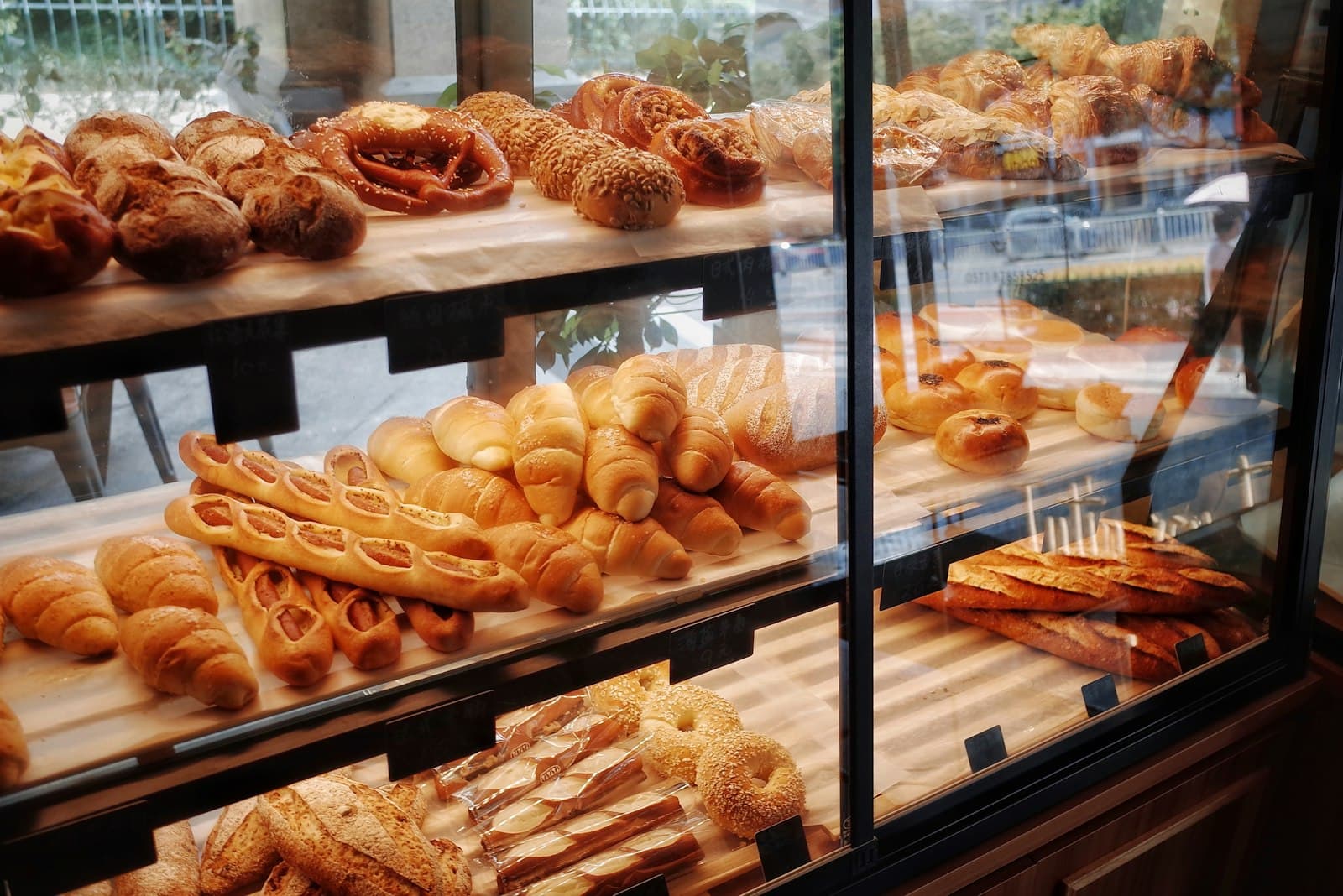 Panificados del día en la vitrina